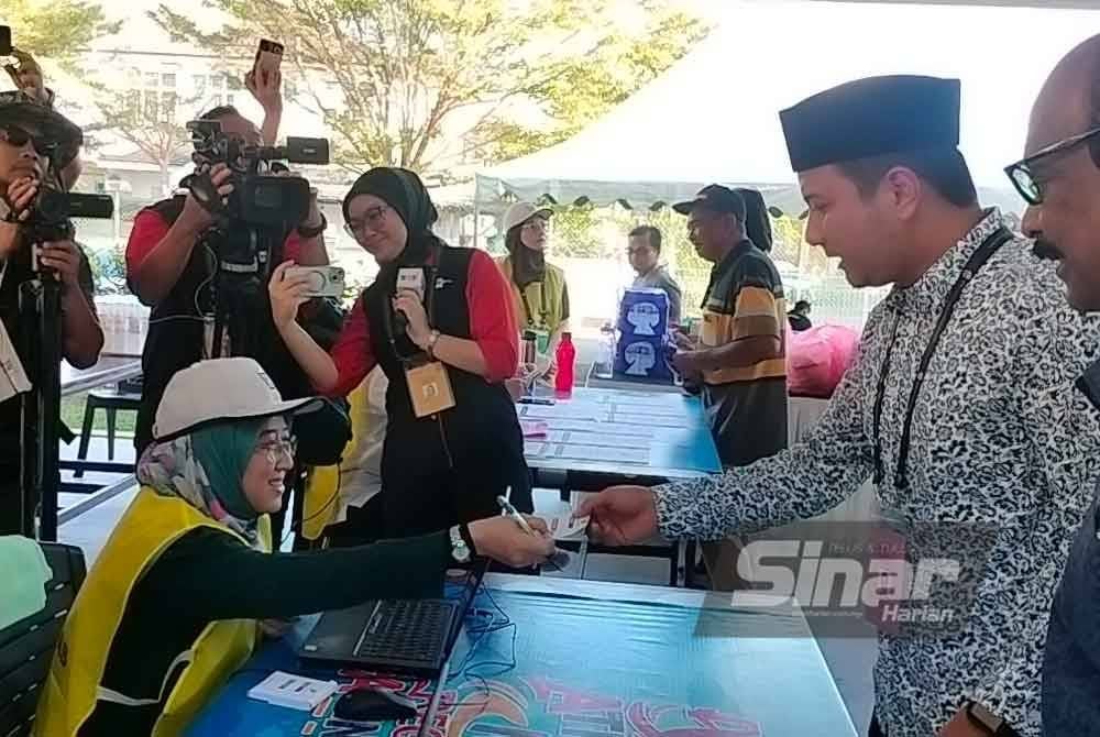 Syed Hussien tiba di SMK Seri Perdana untuk mengundi bagi PRK Mahkota.