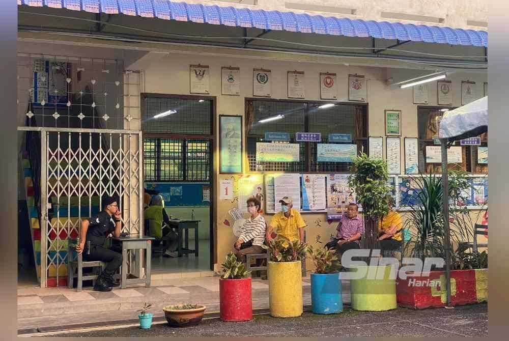 Pengundi di pusat mengundi Sekolah Jenis Kebangsaan (Cina) Chong Eng, Kluang, mengambil giliran seawal jam 7.30 pagi bagi proses pembuangan undi Pilihan Raya Kecil (PRK) Dewan Undangan Negeri (DUN) Mahkota.