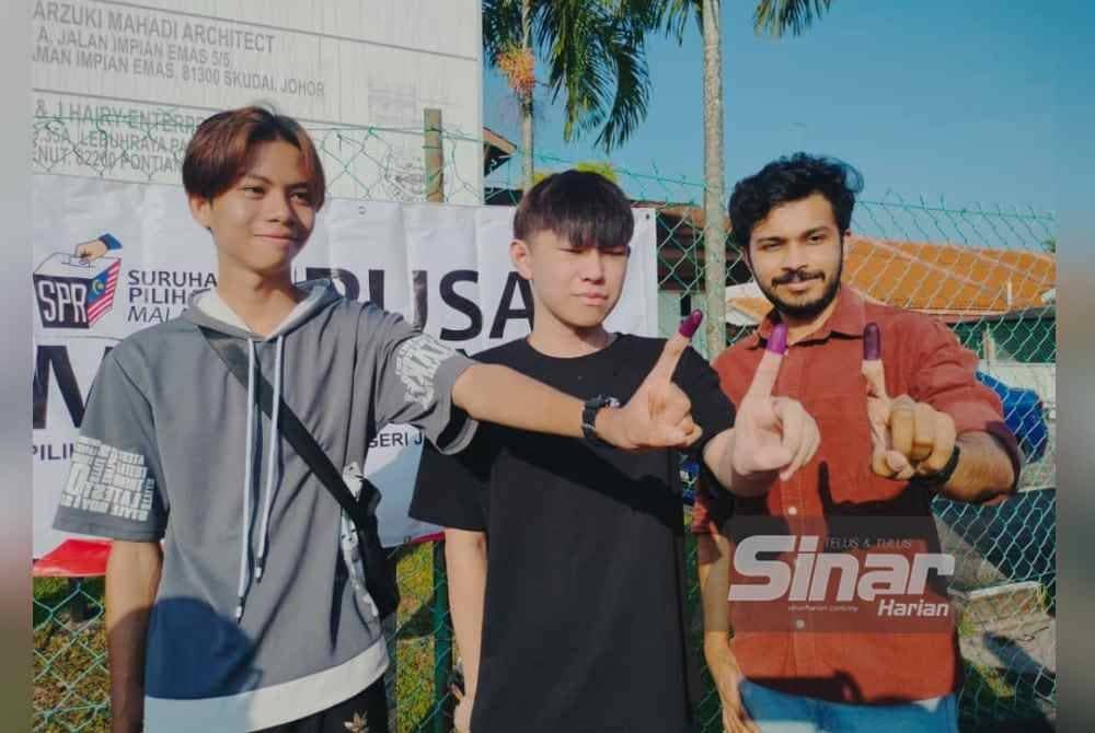  Dari kanan, Muhammad Zakwan Daniel, 18, Soh Chan Meng, 22, dan M Cholavarma, 28, membuang undi di Sekolah Menengah Kebangsaan (SMK) Seri Perdana.