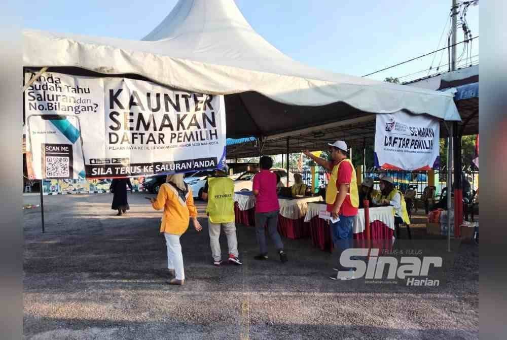 Petugas Suruhanjaya Pilihan Raya (SPR) melakukan persiapan bagi pendaftaran pengundi di pusat mengundi Sekolah Menengah Kebangsaan Sultan Abdul Jalil, Kluang, sempena Pilihan Raya Kecil (PRK) Dewan Undangan Negeri (DUN) Mahkota, pagi tadi.