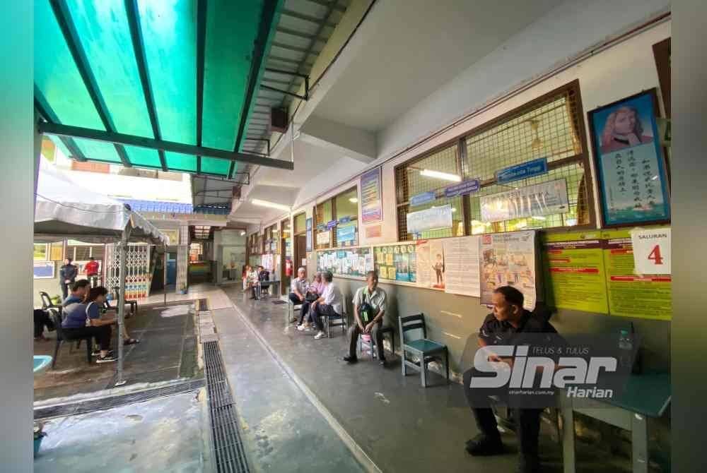 Pengundi di pusat mengundi Sekolah Jenis Kebangsaan (Cina) Chong Eng, Kluang, mengambil giliran seawal jam 7.30 pagi bagi proses pembuangan undi Pilihan Raya Kecil (PRK) Dewan Undangan Negeri (DUN) Mahkota.