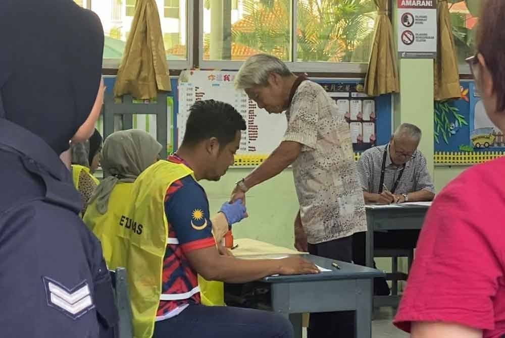 Yong Heng menjadi pengundi terawal menunaikan tanggungjawab membuang undi di pusat mengundi Sekolah Jenis Kebangsaan (Cina) Chong Eng.
