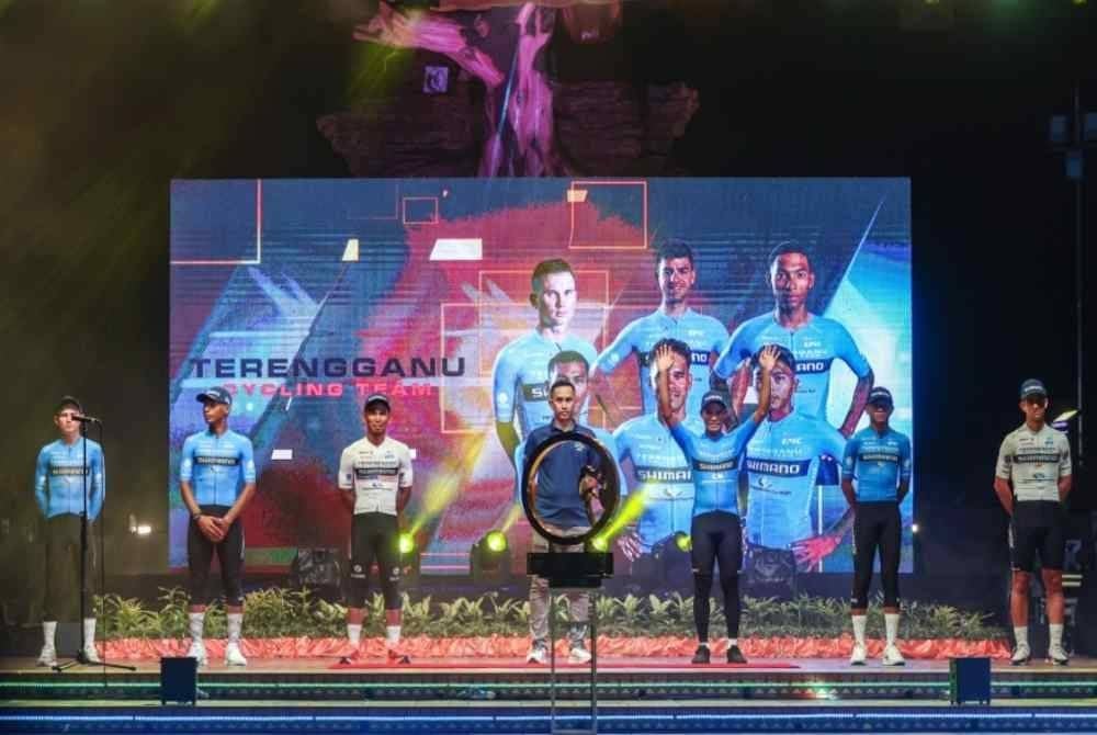 Pasukan Terengganu Cycling Team pada Majlis Pengenalan Pasukan sempena perlumbaan Le Tour de Langkawi (LTdL) Malaysia 2024 di Dataran Lang pada Jumaat.