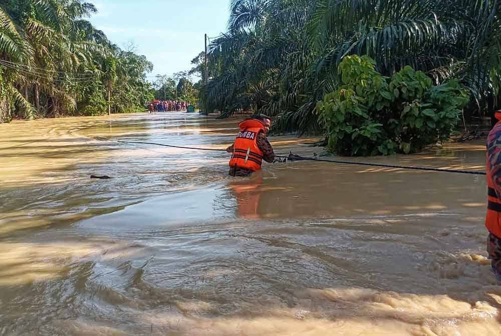Anggota bomba sedang melakukan pencarian kedua-dua mangsa di lokasi kejadian.