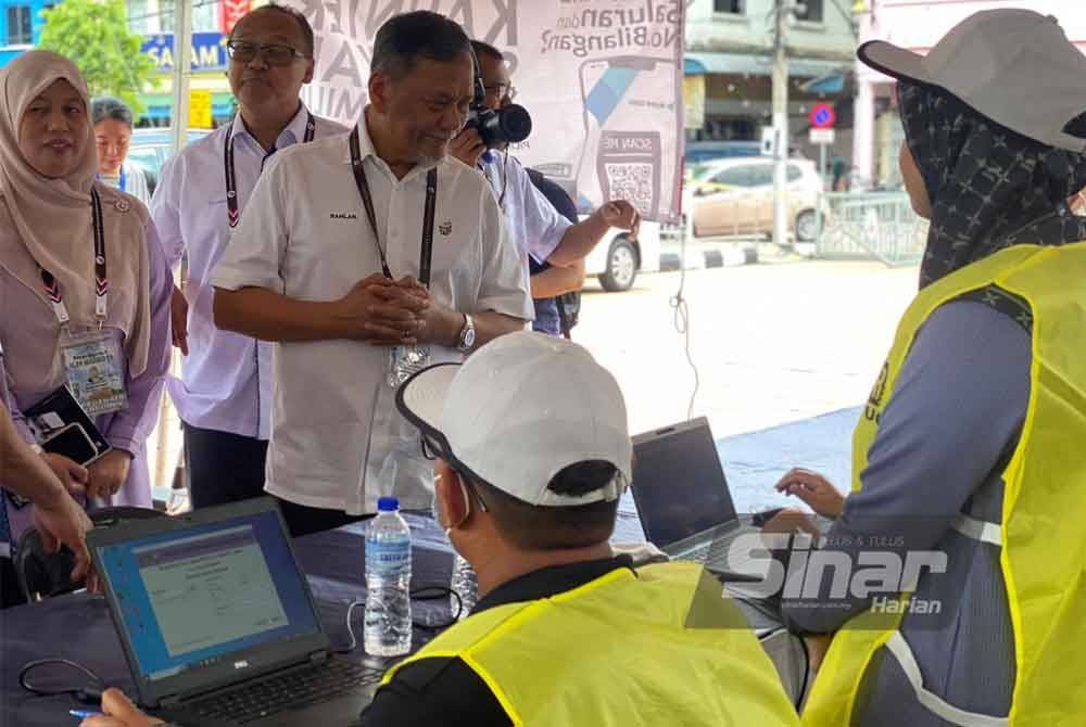 Ramlan ketika meninjau pusat mengundi Dewan Jubli Intan Sultan Ibrahim, di Kluang pada Sabtu.