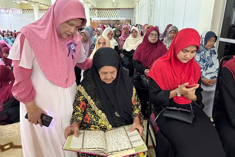 Peserta Wanita Kelantan #QuranHour, Che Minah Yusof,75, (tengah) membacakan Surah An-Nisa'’.