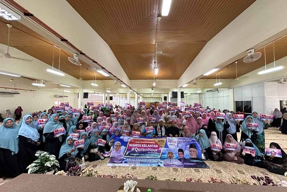 Peserta wanita yang menyertai Wanita Kelantan #QuranHour di Masjid Muhammadi di Kota Bharu.