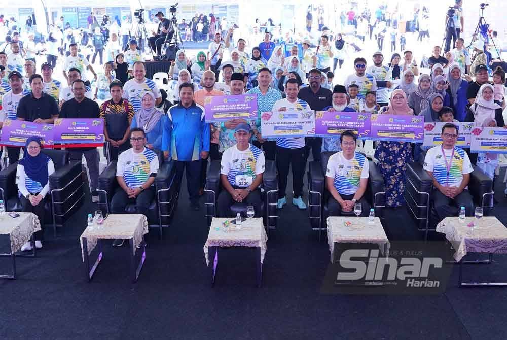 Tetamu kehormat bersama pengunjung bergambar beramai-ramai pada pelancaran Karnival Zakat Selangor. Foto: SINAR HARIAN / MOHD HALIM ABDUL WAHID