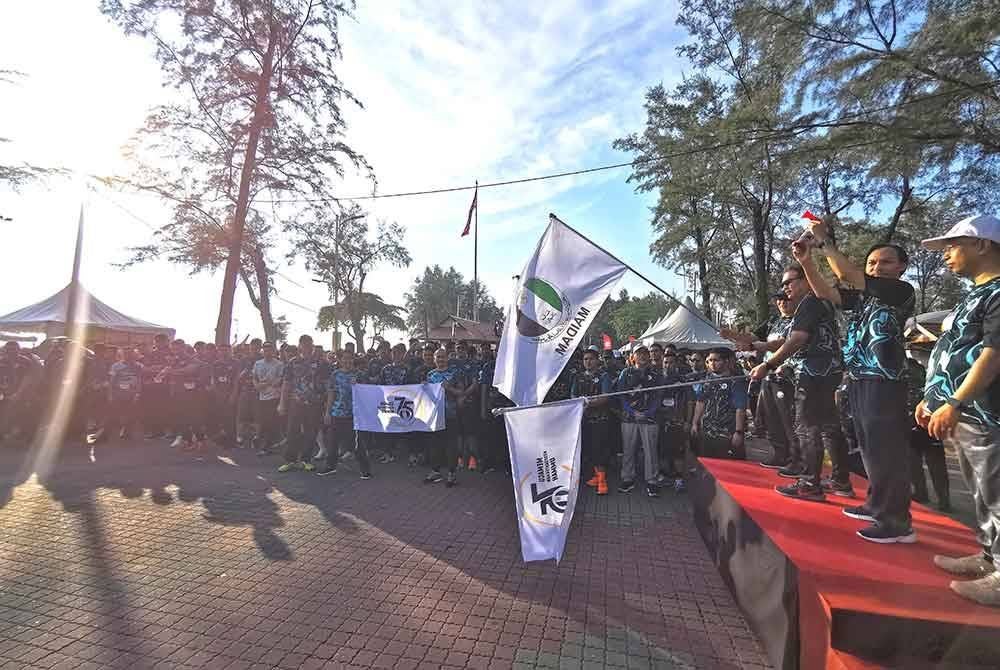 Tengku Farok melepaskan peserta Program Run & Walk For Waqf 2024 yang diadakan di Dataran Batu Buruk, Kuala Terengganu pada Sabtu.