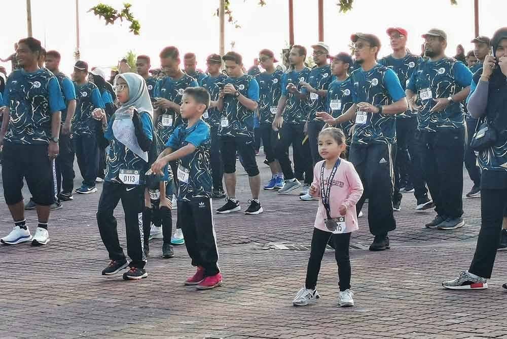 Peserta kanak-kanak turut tidak melepaskan peluang menyertai Program Run & Walk For Waqf 2024 di Dataran Batu Buruk, Kuala Terengganu pada Sabtu.