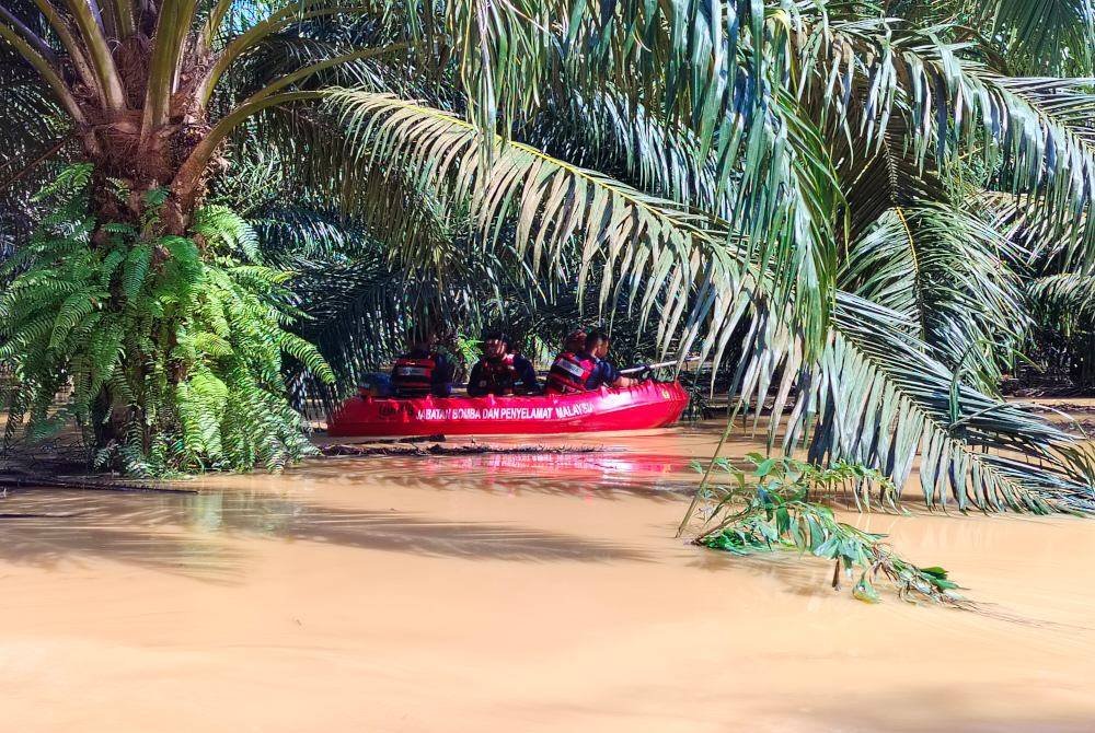 Anggota bomba sedang menjalankan operasi pencarian di lokasi kejadian.