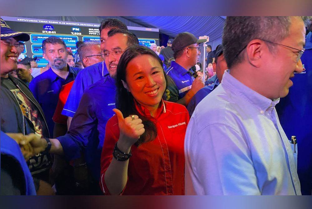 Shu Qi turut meraikan kemenangan Syed Hussien di BGU BN, di Taman Seri Kluang pada Sabtu.