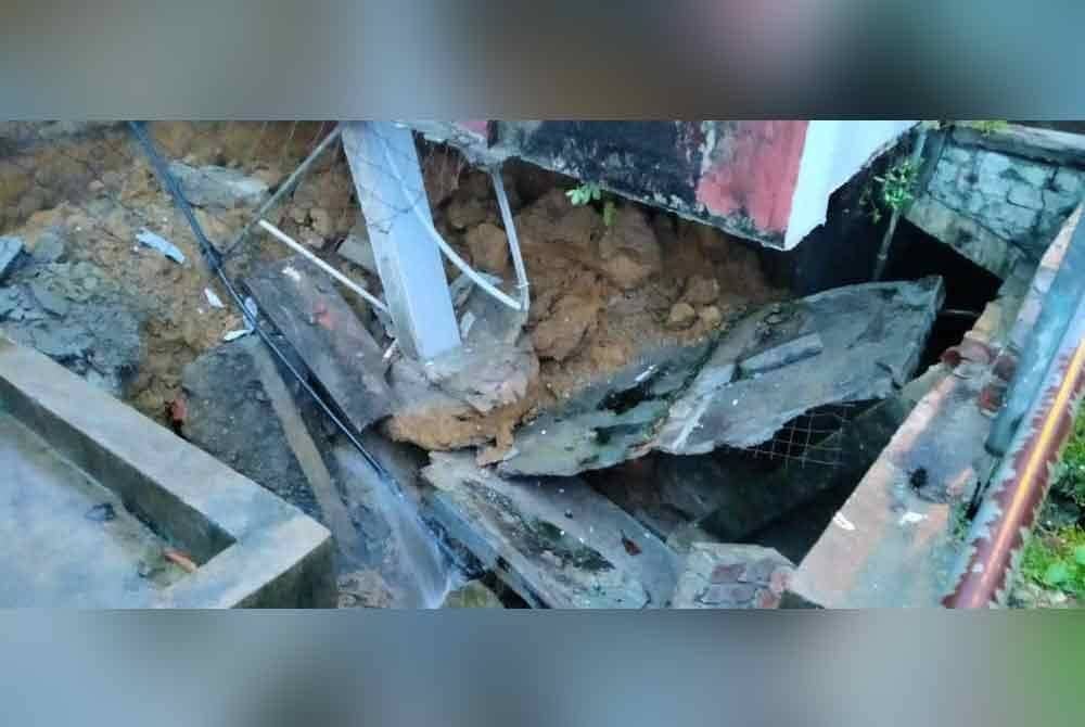 Keadaan tanah jerlus yang berlaku di hadapan salah sebuah rumah di Lorong Teja Utama, Taman Teja, Tanjung Tualang di sini pada Sabtu. Foto JBPM Perak.