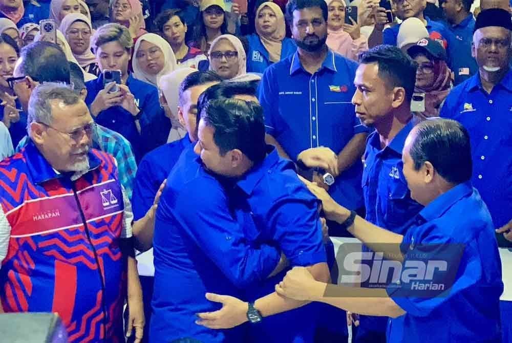 Aminolhuda (kiri) bersama kepimpinan BN turut meraikan kemenangan Syed Hussien di BGU BN, di Kluang pada Sabtu.