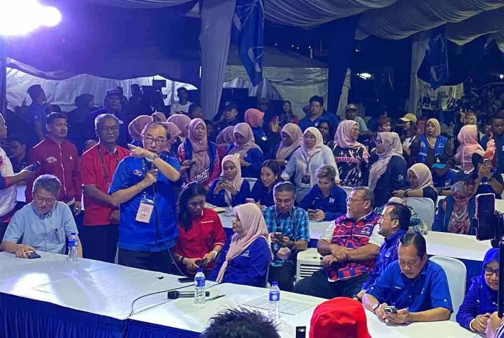 Timbalan Presiden MCA, Datuk Dr Mah Hang Soon ketika berucap di BGU BN, Taman Sri Kluang pada Sabtu.