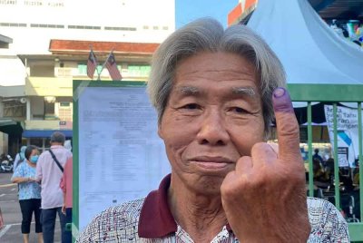 Yong Heng selesai membuang undi di pusat mengundi Sekolah Jenis Kebangsaan (Cina) Chong Eng.