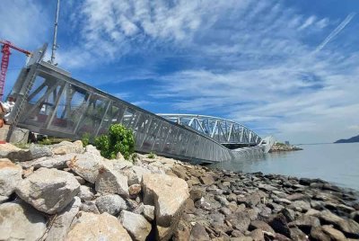 Sebahagian jambatan kabel yang runtuh di tapak projek kabel bawah tanah 275kV dari Pencawang Masuk Utama (PMU) Bayan Lepas ke PMU Intel.