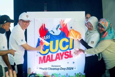 Menteri Perumahan dan Kerajaan Tempatan, Nga Kor Ming (dua, kiri) bersama Menteri di Jabatan Perdana Menteri (Wilayah Persekutuan), Dr Zaliha Mustafa (dua, kanan) dan Datuk Bandar Kuala Lumpur, Datuk Seri Maimunah Mohd Sharif (kanan) menyempurnakan gimik perasmian Program Pembersihan Mega Seluruh Negara sempena World Cleanup Day 2024 di Pasar Seni Kuala Lumpur pada Sabtu. Foto Bernama