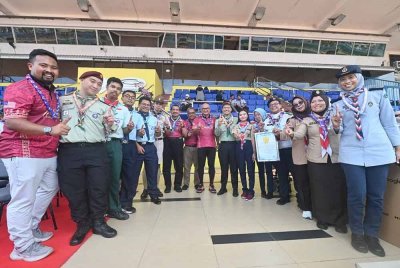 Fadzli bersama lima wakil pengakap daripada lima negara yang menyertai Pahang International Scout Scarf Festival 2024 di Stadium Darul Makmur, pada Sabtu.