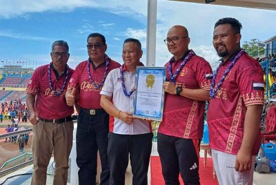 Fadzli (dua dari kanan) menerima sijil pengiktirafan MBOR oleh wakil MBOR pada Program Pahang International Scout Scarf Festival 2024 di Stadium Darul Makmur, pada Sabtu.
