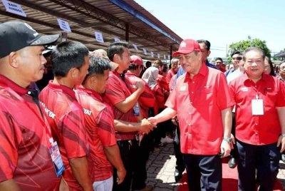 Hajiji (dua dari kanan) beramah mesra dengan rakyat di Kemabong ketika hadir pada Majlis Perasmian Mesyuarat Tahunan Gagasan Rakyat Bahagian Kemabong di Dewan Sri Ontoros, Kemabong, Tenom.