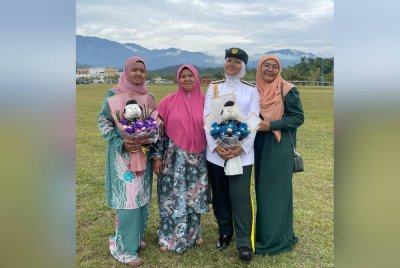 Noramira (dua dari kanan) bersama keluarga ketika hari pentauliahan berkenaan.