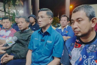 Mohamed Azmin (tengah) pada sidang akhbar di bilik gerakan utama (BGU) Perikatan Nasional (PN) di Jalan Dahlia, Kampung Melayu Kluang.