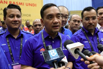 Onn Hafiz (tengah) bercakap kepada pemberita selepas calon BN Syed Hussien Syed Abdullah (kiri) diumumkan kemenangan pada PRK Mahkota di Dewan Tunku Ibrahim Ismail. Foto Bernama
