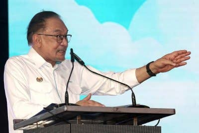 Perdana Menteri Datuk Seri Anwar Ibrahim berucap pada program Madani Rakyat 2024, Sarawakku Sayang di Pekarangan Boulevard, Miri, hari ini. Foto Bernama