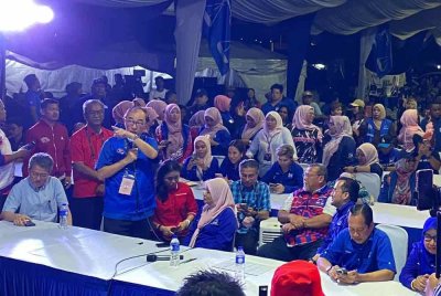 Timbalan Presiden MCA, Datuk Dr Mah Hang Soon ketika berucap di BGU BN, Taman Sri Kluang pada Sabtu.