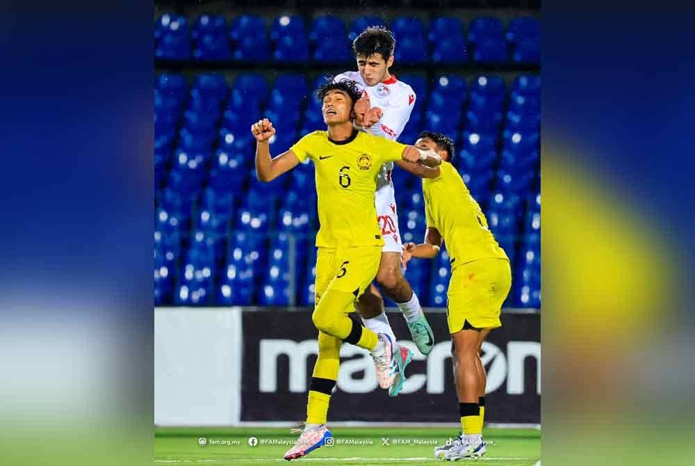 Danish Hakimi bersaing dengan pemain Tajikistan, Ismatulloev Yunus dalam aksi Kumpulan E Kelayakan Piala Asia B-20 2025 di Stadium Republican Central, Dushanbe pada Jumaat. Foto FAM