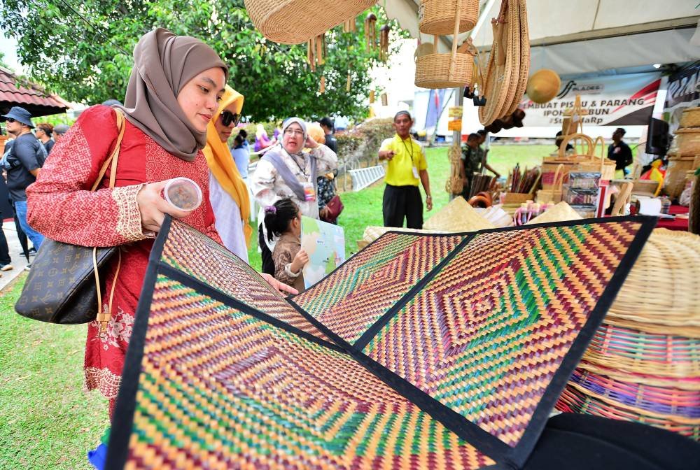 Pengunjung turut berpeluang untuk membeli kraftangan yang disediakan oleh PMKS.
