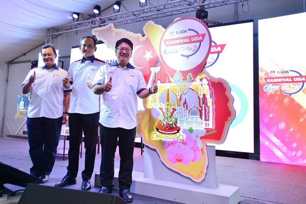Ewon (kanan), Ketua Setiausaha Kuskop, Datuk Seri Khairul Dzaimee Daud dan Mohd Salem menyempurnakan majlis perasmian Karnival UDA 2024 @ Lembah Klang.