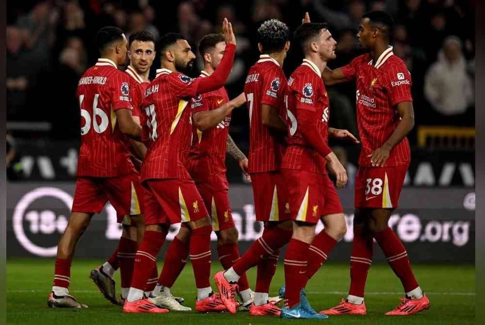 Pemain-pemain Liverpool meraikan jaringan ketika berdepan Wolverhampton di Molineux. Foto Agensi