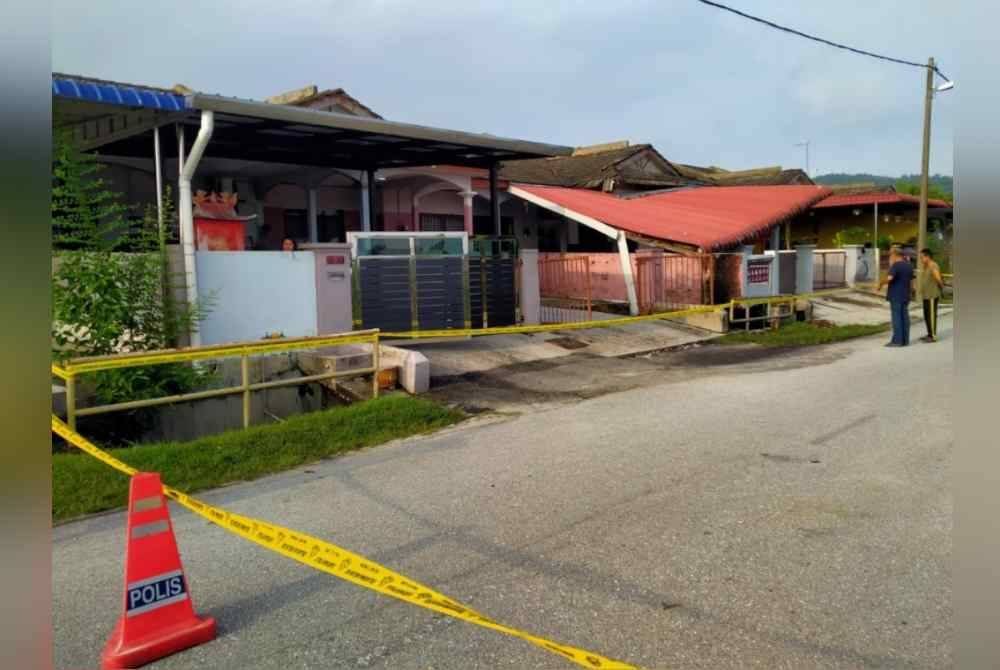 Pita keselamatan kuning turut dipasang di lokasi kejadian sebagai amaran kepada orang awam supaya tidak berada di kawasan berkenaan.