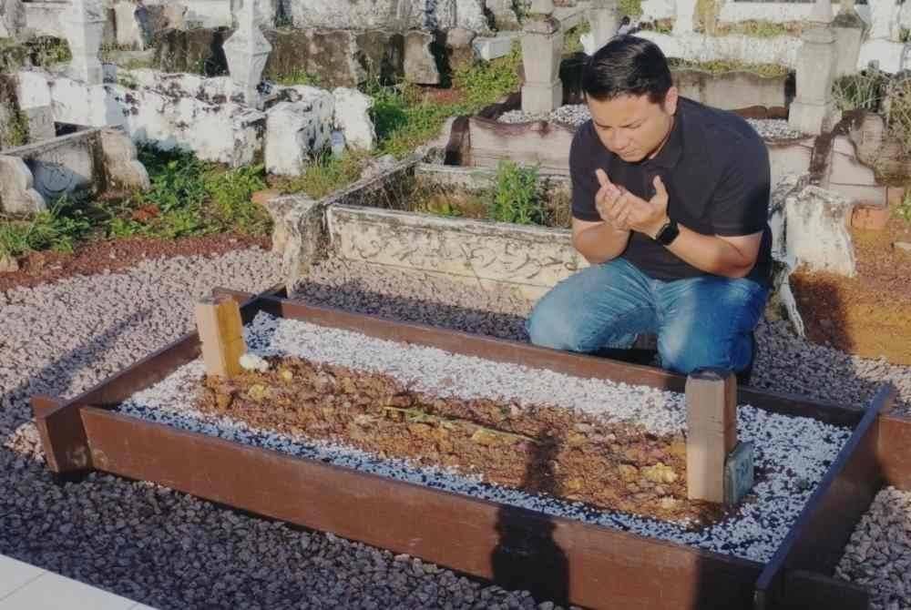 Syed Hussien menzirahi pusara ayahnya di Kampung Melayu, Kluang, pada pagi Ahad.