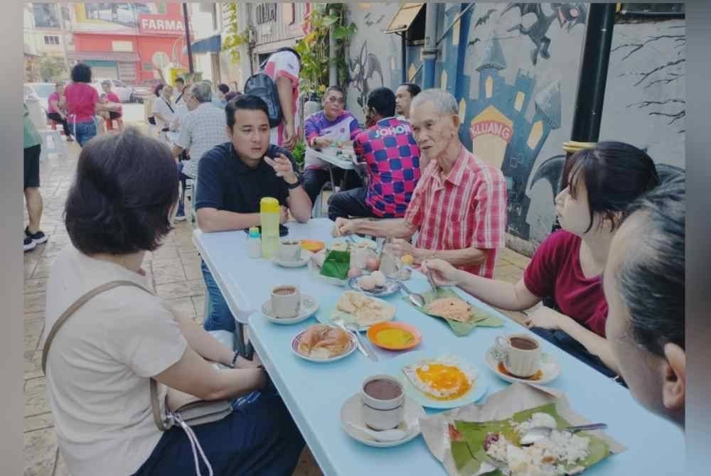 Syed Hussien berbual dalam bahasa Mandarin dengan masyarakat Cina di kopitam yang terletak di Laman Seni, Kluang.
