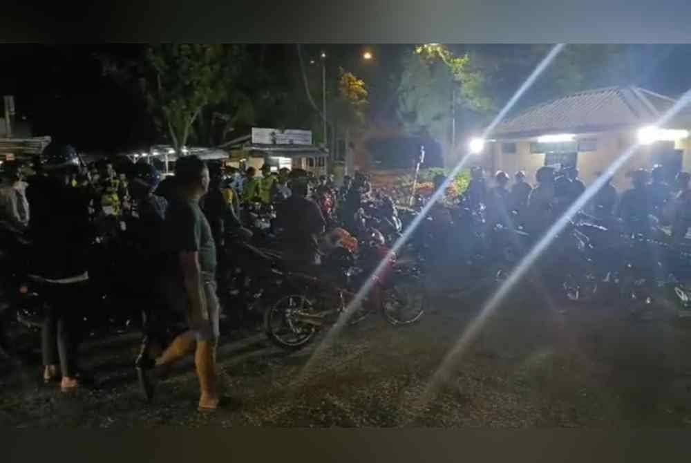 JSPT melakukan pemeriksaan terhadap penunggang motosikal yang ditahan sepanjang operasi di Lebuhraya Tun Dr Lim Chong Eu, Balik Pulau, pada Sabtu.