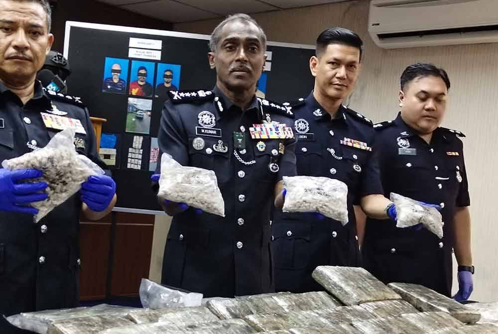 Kumar menunjukkan sebahagian dadah yang dirampas.