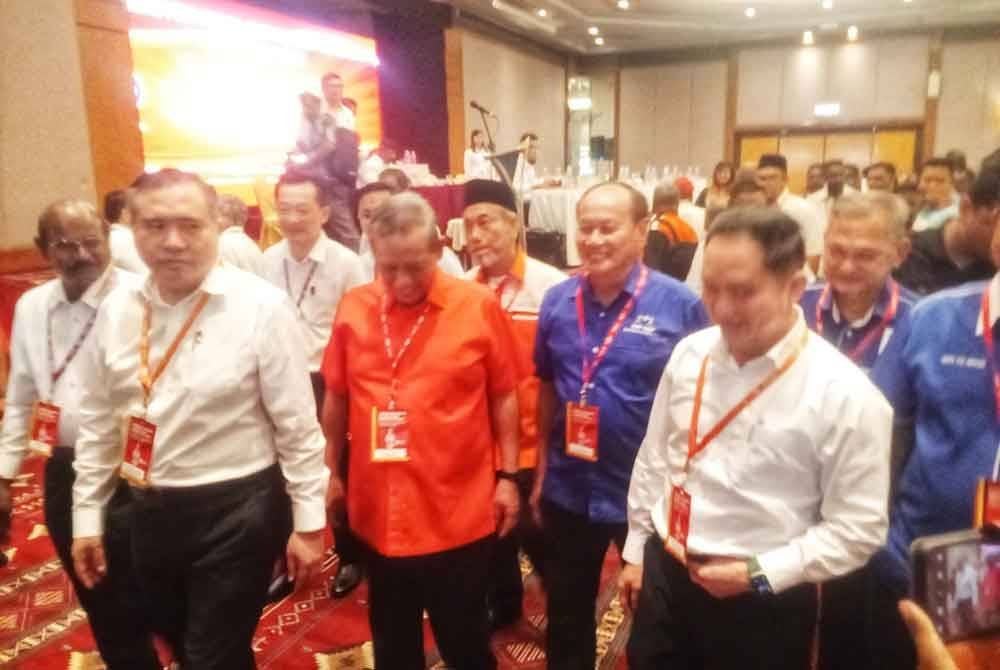 Anthony Loke (kiri) ketika hadir pada konvensyen berkenaan.