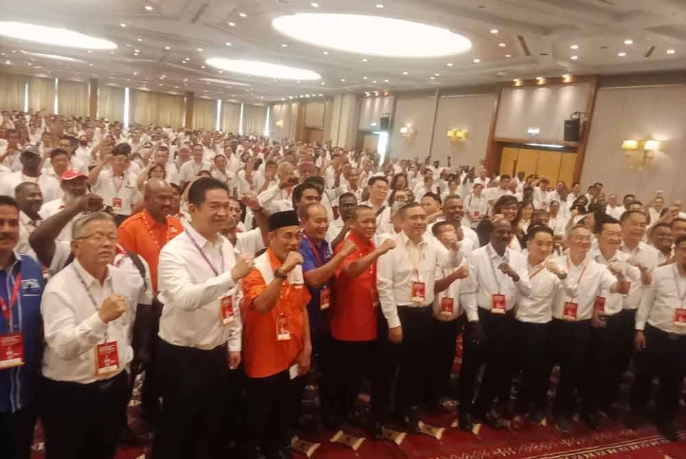 Barisan individu dan tetamu yang hadir pada majlis konvensyen berkenaan pada Ahad.