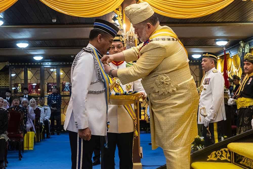 Sultan Muhammad V berkenan mengurniakan Darjah Kebesaran Jasa Mahkota Kelantan Yang Amat Setia (SPJK) kepada Ketua Polis Negara Tan Sri Razarudin Husain yang membawa gelaran Datuk pada Istiadat Pengurniaan Kehormatan Kebesaran Negeri sempena ulang tahun hari keputeraan Sultan Kelantan Sultan Muhammad V Yang Ke-55 hari ini. - Foto: Bernama