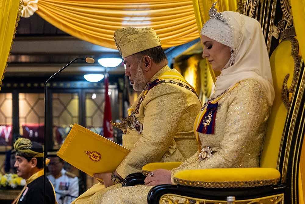 Sultan Kelantan, Sultan Muhammad V berkenan bertitah pada Istiadat Pengurniaan Kehormatan Kebesaran Negeri sempena ulang tahun hari keputeraan baginda ke-55 yang berlangsung di Istana Balai Besar hari ini. - Foto : Bernama