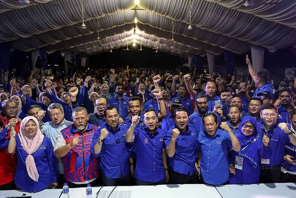 Menteri Besar Johor Datuk Onn Hafiz Ghazi bersama Setiausaha Agung UMNO Datuk Dr Asyraf Wajdi Dusuki, Timbalan Pengerusi Perhubungan UMNO Johor Datuk Seri Ahmad Maslan meraikan kemenangan calon BN Syed Hussien Syed Abdullah dalam Pilihan Raya Kecil (PRK) Dewan Undangan Negeri (DUN) Mahkota di Command Centre BN malam tadi. Foto Bernama