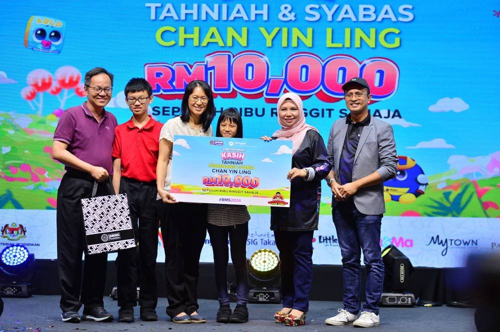 Pemenang WOW! Simpan SSPN 2024 Kategori Cabutan Siri WOW! Kasih, Chan Yin Ling (tiga dari kiri) bergambar bersama keluarganya dalam BMS 2024 pada Sabtu.