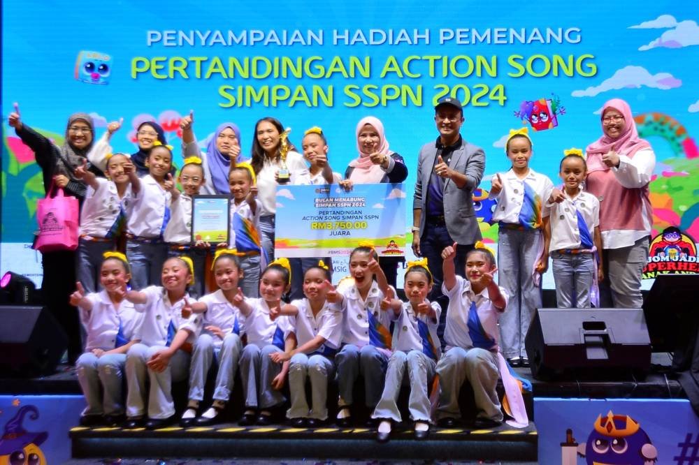 Norliza (lima dari kanan bergambar bersama kumpulan Sekolah Kebangsaan (SK) Convent (1) Bukit Nanas sebagai juara bagi Pertandingan Action Song Simpan SSPN.