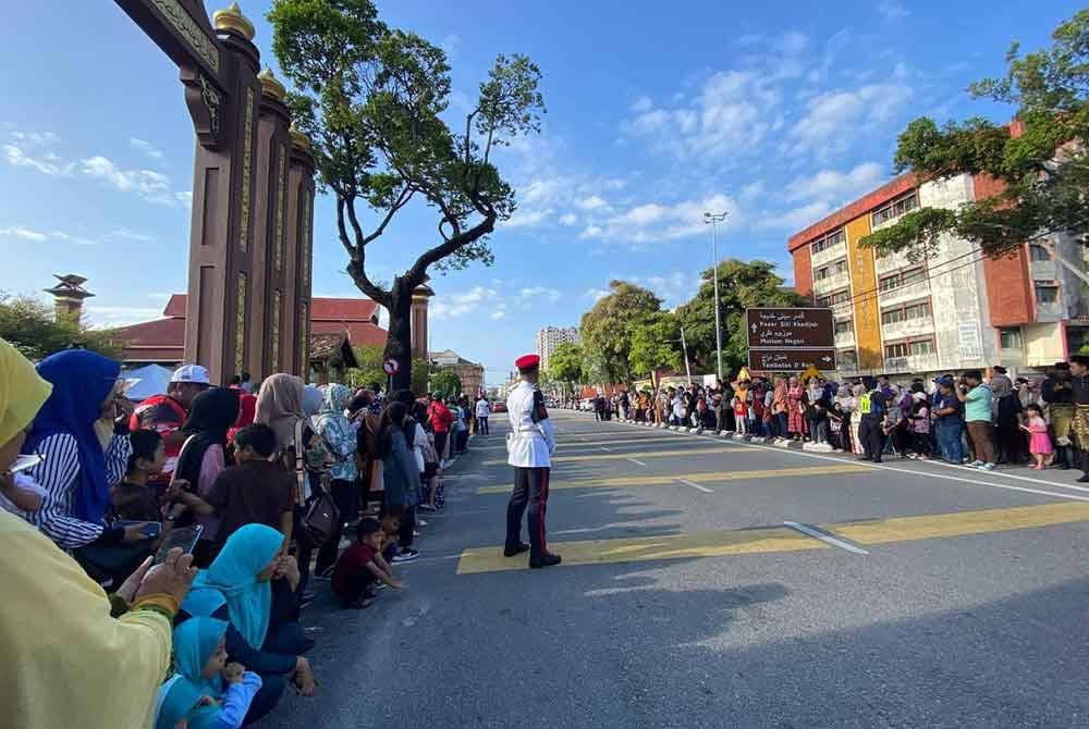 Orang ramai memenuhi kawasan di Padang Merdeka, Kota Bharu sempena Hari Keputeraan Sultan Kelantan, Sultan Muhammad V ke-55 pada Ahad.