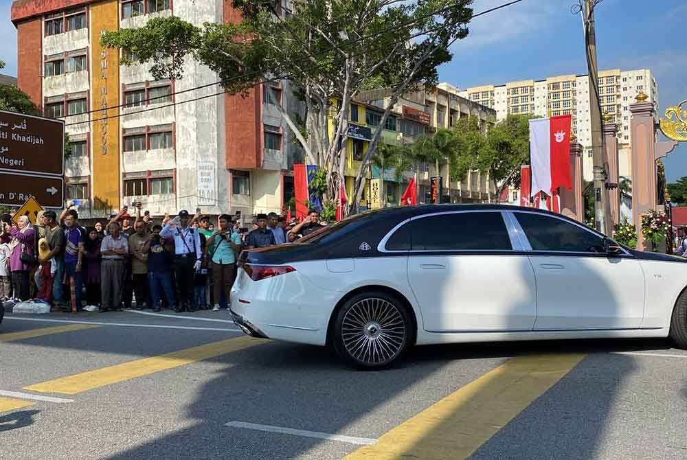 Orang ramai teruja melihat keberangkatan tiba Sultan Muhammad V di Padang Merdeka, Kota Bharu pada Ahad.
