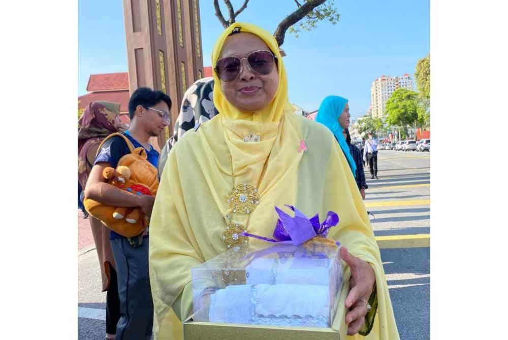 Zaiton sanggup menumpang tidur di masjid dan tidak ketinggalan membawa hadiah berupa sejadah putih serta beberapa barangan lain untuk dipersembahankan kepada Sultan Muhammad V sempena Hari Keputeraan Sultan Kelantan ke-55 pada Ahad.
