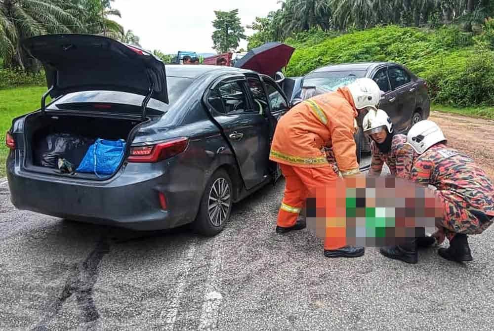 Pihak bomba mengeluarkan mangsa dan memberikan bantuan awal kepada mangsa. Foto JBPM